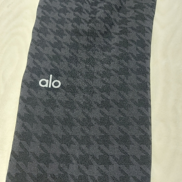 Alo Yoga high rise leggings with Reflective stripes - Picture 7 of 14